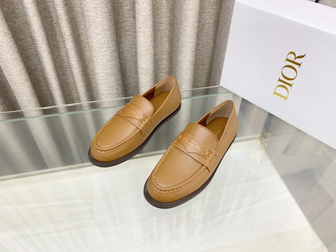 👟👟Ex-factory price 660👟👟 25Ss new Dior Boy loafers This Dior Boy loafer is a new product in the 2024 winter ready-to-wear series. It incorporates Dior's extraordinary craftsmanship and reinterprets the classic loafer design. Crafted from materials including suede and lambskin, it's enhanced with an integrated white fur lining and features a gold-tone Christian Dior Paris signature on the front leather tab. Paired with rubber soles, soft and comfortable. Upper: cowhide, inner padding: comfortable sheepskin, sole: rubber sole, size: 35-39 (40 customized, non-refundable)